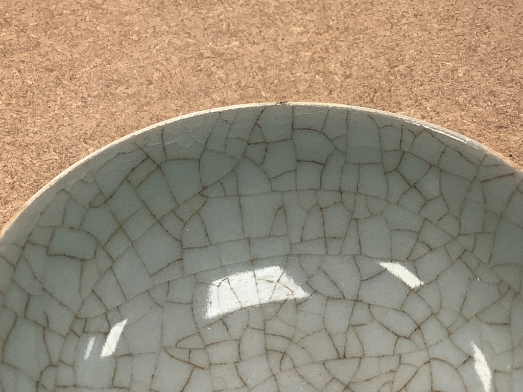 A Chinese crackle glaze bowl 9.5cm diam